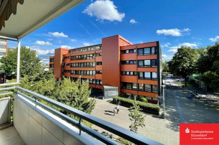 Aussicht Balkon - Wohnung kaufen in Düsseldorf - Investieren Sie in Ihre Zukunft: 3-Zimmer-Eigentumswohnung in Düsseldorf Garath