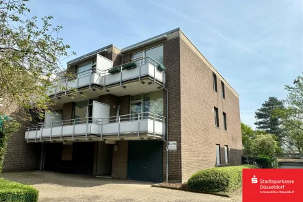 Hausansicht - Wohnung kaufen in Düsseldorf - Charmantes Apartment mit Balkon und idyllischer Aussicht in Lohausen!