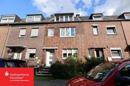 Straßenansicht - Haus kaufen in Düsseldorf - Charmantes Reihenmittelhaus mit Potenzial in Düsseldorf-Rath