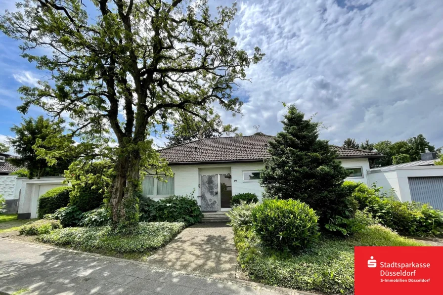 Außenansicht - Haus kaufen in Langenfeld - Einzigartiger Bungalow mit großem Garten in ruhiger Lage!