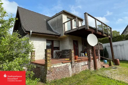 Außenansicht - Haus kaufen in Krefeld - Einfamilienhaus in Krefeld mit viel Potenzial!