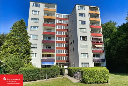 Titelbild - Wohnung kaufen in Monheim - Vermietetes 1-Zimmer-Apartment mit Balkon und separater Küche