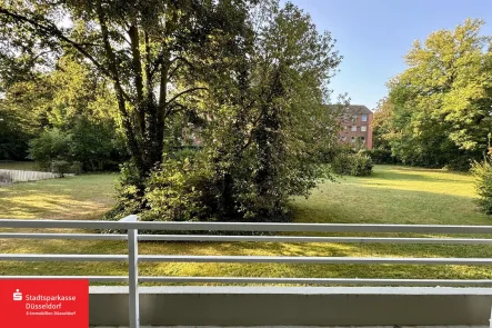 Aussicht Balkon - Wohnung kaufen in Düsseldorf - Charmante Wohnung mit Balkon und Ausblick ins Grüne in DF- Garath