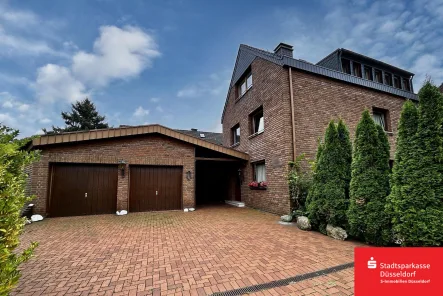 Außenansicht  - Haus kaufen in Düsseldorf - Großzügiges Einfamilienhaus mit Garten in Düsseldorf Angermund