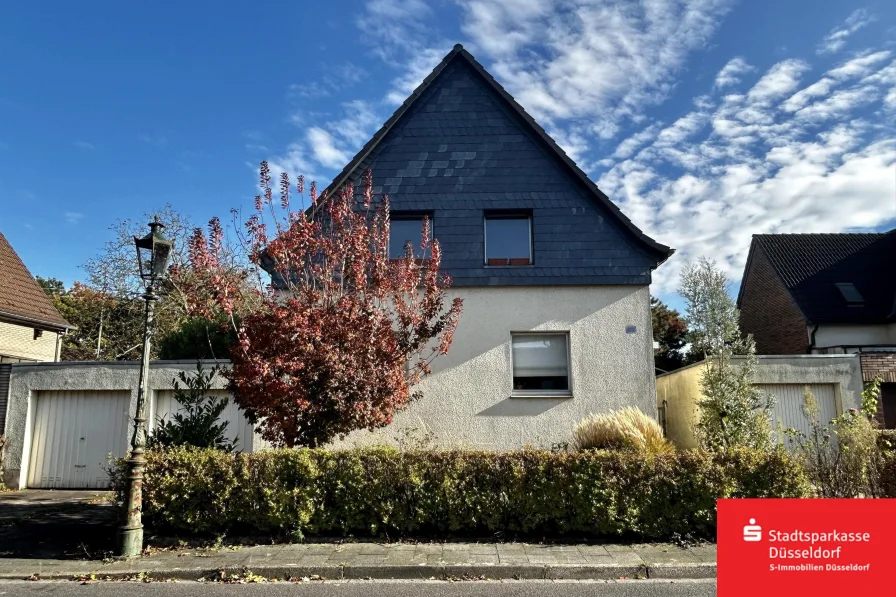 Außenansicht  - Haus kaufen in Düsseldorf - Einfamilienhaus mit Potenzial und großem Grundstück in Rath!