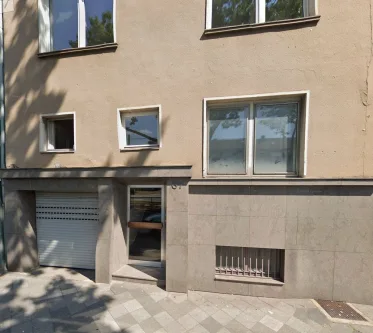 Vorderansicht - Wohnung kaufen in Düsseldorf - Dachgeschosswohnung mit Potenzial und 2 Stellplätzen im Zooviertel.