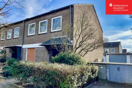 Außenansicht - Haus kaufen in Düsseldorf - Reihenendhaus mit Garten, Garage und viel Portenzial