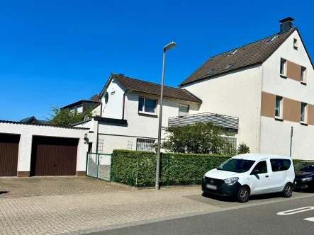 Rückansicht - Haus kaufen in Langenfeld - VERMIETUNG ODER EIGENNUTZUNG - SIE ENTSCHEIDEN!