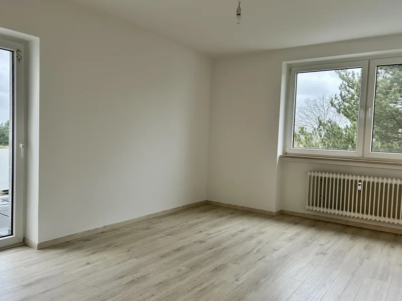 Schlafzimmer mit Zugang zum Balkon