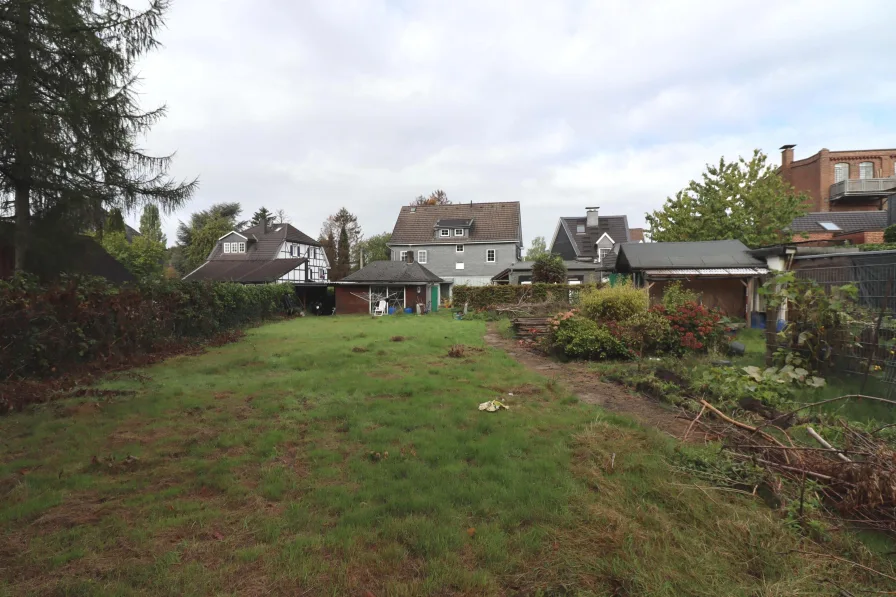 Blick Richtung Vorderhaus - Grundstück kaufen in Solingen - Großes Baugrundstück mit planungsrechtlichem Bauvorbescheid  in sehr guter Lage von Widdert