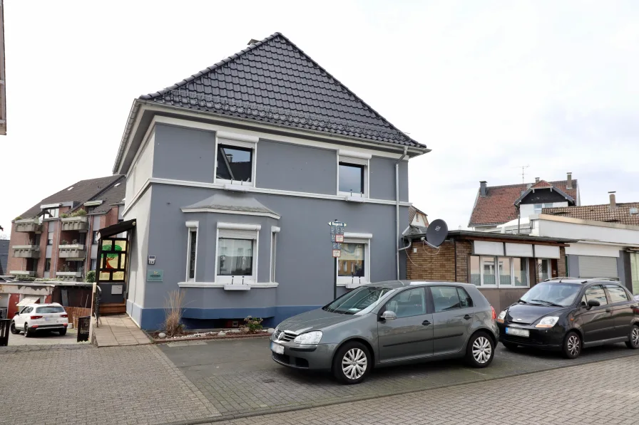 Vorderansicht - Haus kaufen in Solingen - Ein-/ Zweifamilienhaus mit 4 Garagen und kleinem Garten - in Höhscheid