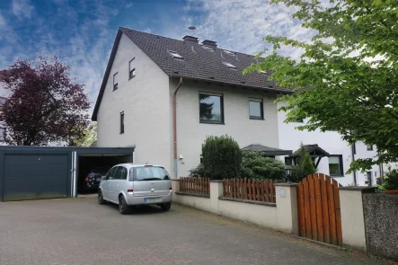 Vorderansicht - Haus kaufen in Solingen - Familienglück in bester Lage! Schönes Reihenendhaus mit Sonnengarantie und Garage