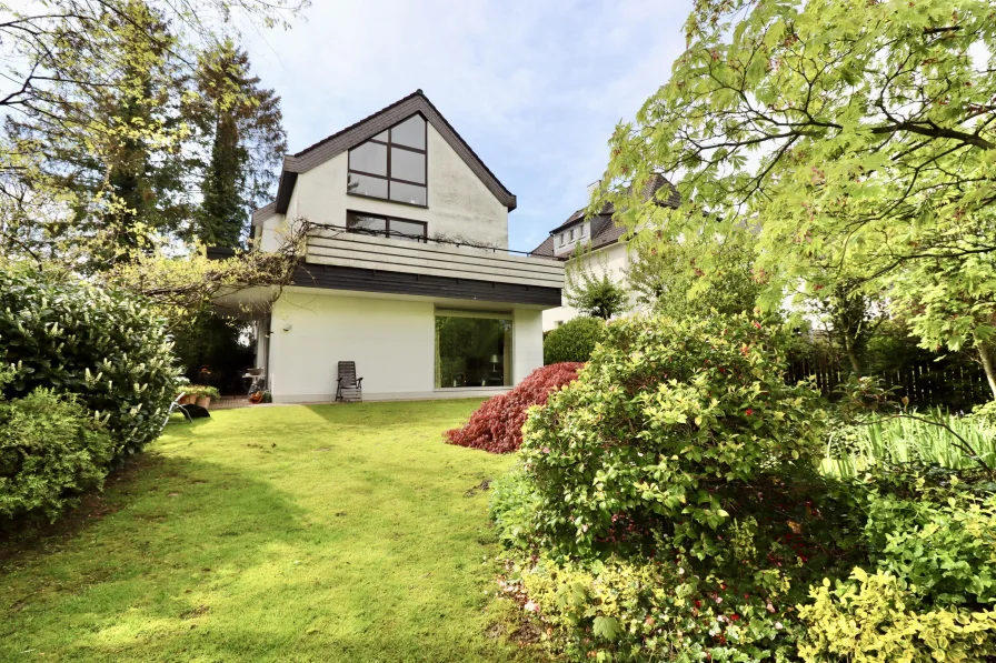 Gartenansicht - Haus kaufen in Solingen - Großzügiges Ein-/ Zweifamilienhaus mit parkähnlichem Grundstück