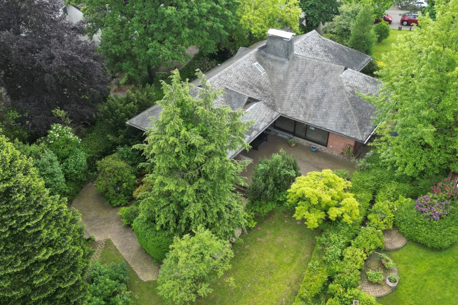 Gartenansicht - Haus kaufen in Solingen - Repräsentativer Bungalow mit Doppelgarage - Privatsphäre in beschaulicher Lage von Solingen-Widdert