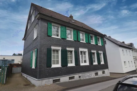 Vorderansicht - Haus kaufen in Solingen - Platz satt! Großes Bergisches Fachwerkhaus mit vielen Möglichkeiten in Höhscheid