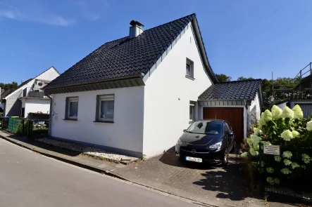 Straßenansicht - Haus kaufen in Solingen - Modernisiertes, freistehendes Einfamilienhaus mit großem Garten in ruhiger Lage von Ohligs