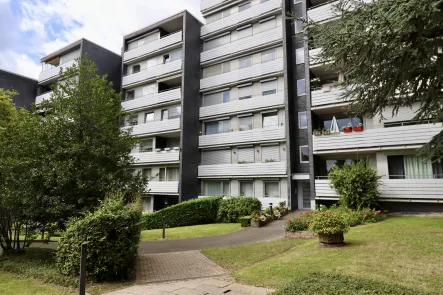 Straßenansicht - Wohnung kaufen in Solingen - Gepflegte 3-Zimmer Wohnung mit Balkon und Tiefgaragenstellplatz in guter Lage von Solingen-Wald