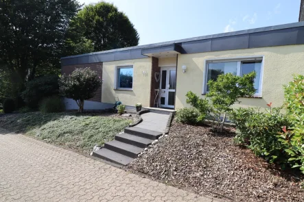 Hausansicht - Haus kaufen in Solingen - Koffer packen und einziehen! Modernisierter Bungalow mit Charme und Komfort!