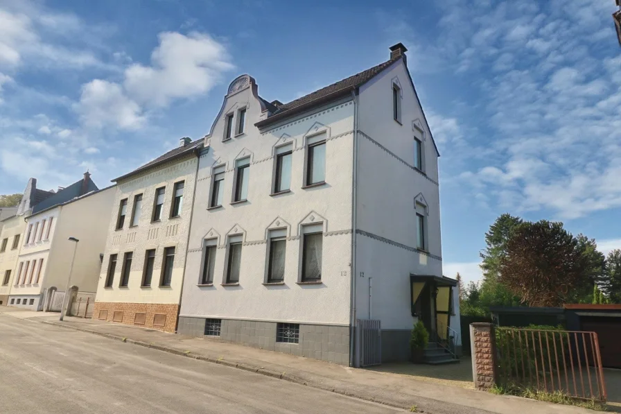 Straßenansicht - Haus kaufen in Solingen - Perfekt für die ganze Familie! Geräumige Doppelhaushälfte mit Gartenparadies in SG-Merscheid