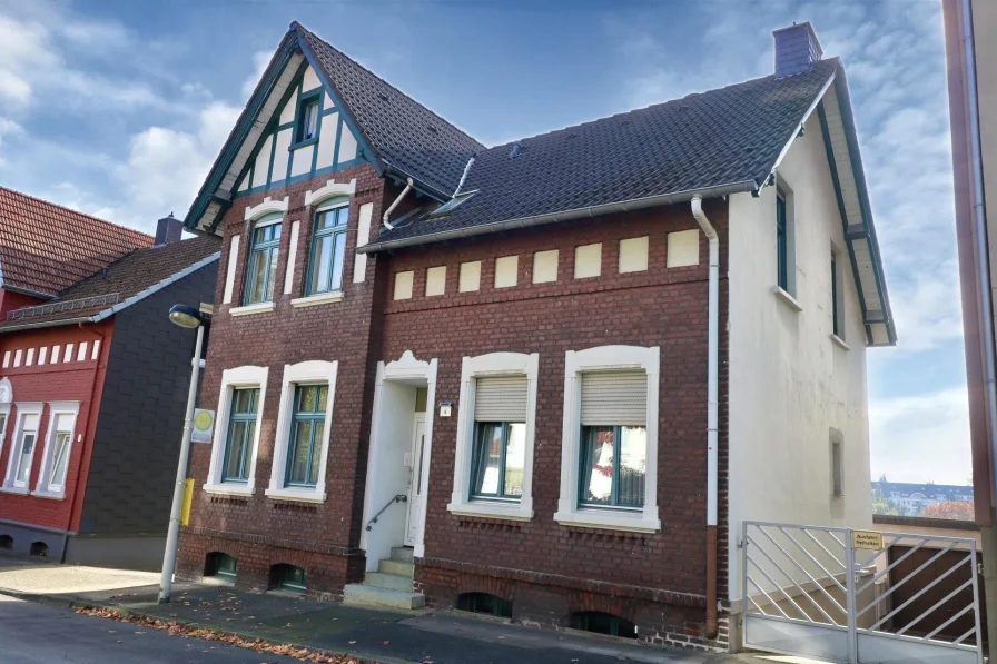 Straßenansicht - Haus kaufen in Solingen - Solingen-Wald: Wohntraum in märchenhaftem Ambiente mit Gartenparadies, Garage und Doppelcarport