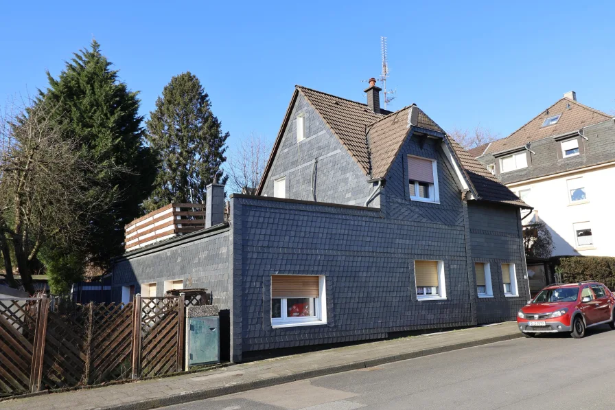 Vorderansicht - Haus kaufen in Solingen - "Das wär' doch was!" Großes Zweifamilienhaus mit Potenzial in perfekter Lage von Solingen-Wald