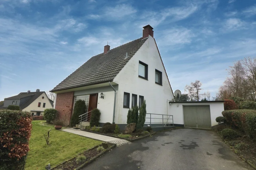 Hausansicht Nordosten - Haus kaufen in Solingen - Perfekt für Familien: Ruhig gelegenes Einfamilienhaus mit Garage und Sonnengarten am Bärenloch!