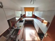 Küche mit Durchreiche zum Esszimmer