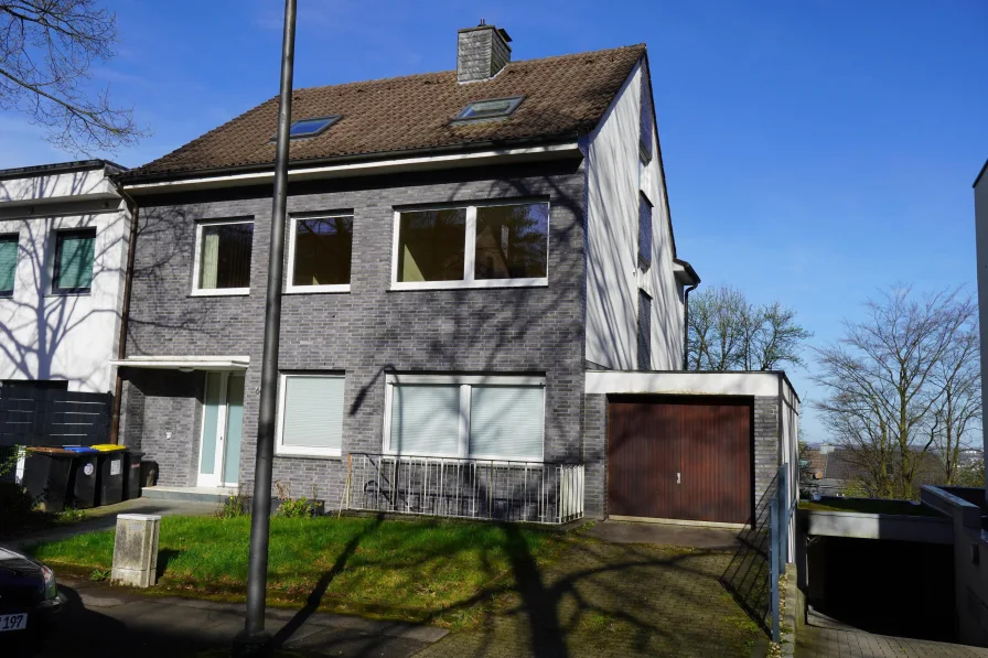 Titelbild - Haus kaufen in Wuppertal - Schönes Zweifamilienhaus mit Garage in begehrter ruhiger Lage auf den Südhöhen
