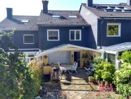 Rückansicht mit teilüberdachter Gartenterrasse