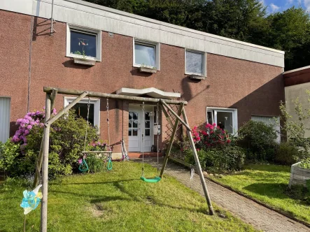 Titelbild - Haus kaufen in Wuppertal - Schönes Reihenmittelhaus mit Garage am Rande des Naturschutzgebietes von Laaken