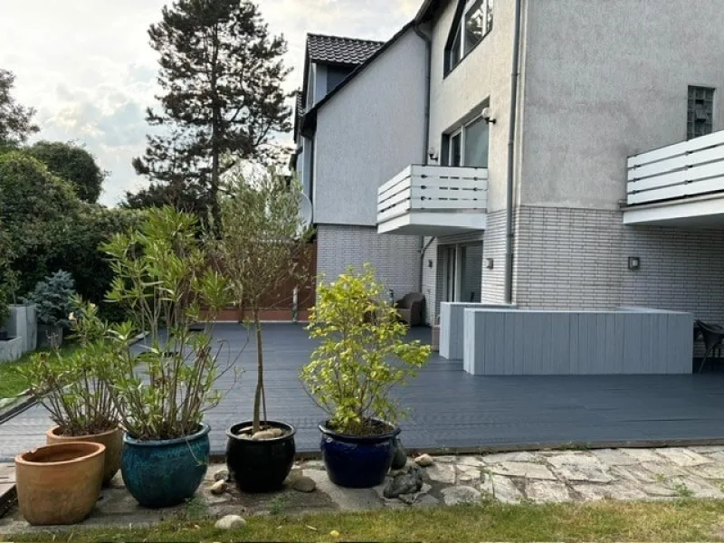 Rückansicht mit großer Terrasse