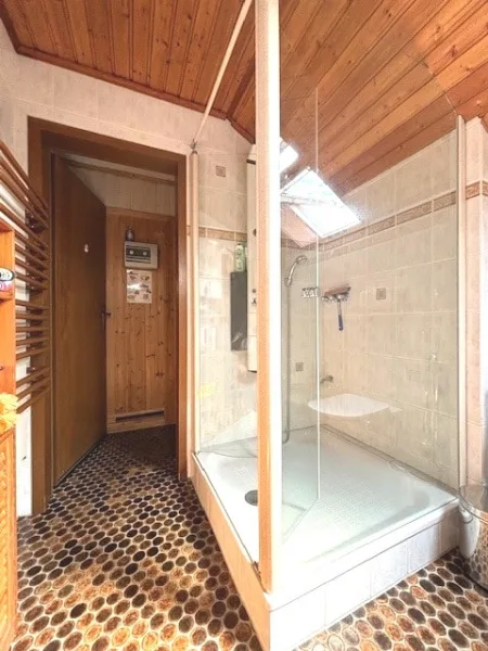 Badezimmer Obergeschoss mit angrenzender Sauna