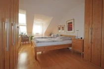 Großzügiges Schlafzimmer