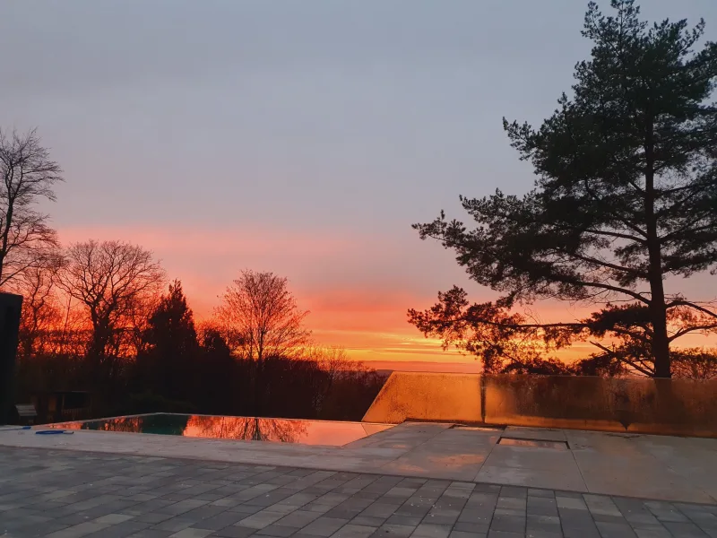 Infinity Pool bei Sonnenuntergang