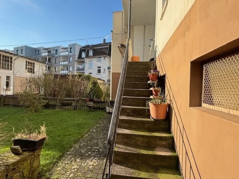 Treppe zur Terrasse EG