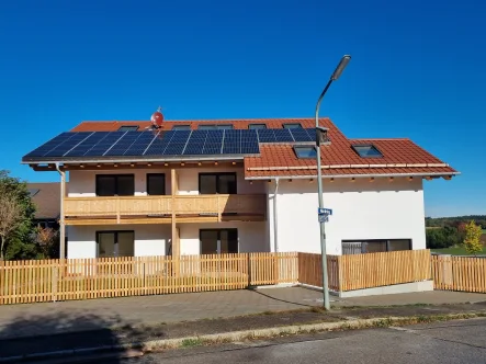 Südansicht - Wohnung kaufen in Otterfing - Hochwertige Erdgeschosswohnung mit Terrasse u. Garten sowie separatem Zugang als Kapitalanlage