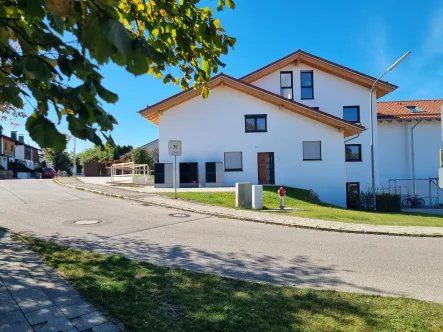 Ansicht Ost - Wohnung mieten in Otterfing - Erstbezug - Erdgeschosswohnung mit Südterrasse sowie separatem Zugang