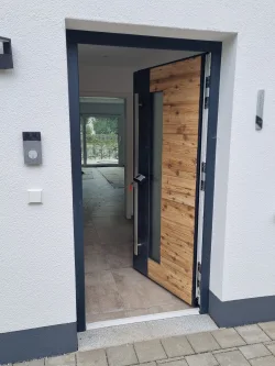 Repräsentativer Eingang - Haus kaufen in Holzkirchen - Neubau Doppelhaushälfte mit toller Ausstattung und Fernwärme