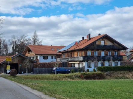 Ansicht Süd/Ost - Haus kaufen in Dietramszell - DHH in ruhiger Ortsrandlage mit Bergblick und vielen schönen Details.....