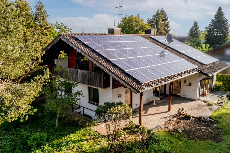 Ansicht Süd West - Haus kaufen in Otterfing - Großzügiges Einfamilienhaus mit ELW in Toplage