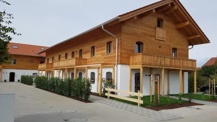 Ansicht Süd/Ost - Wohnung mieten in Dietramszell - TOP ausgestattete 2 Zimmer EG Wohnung in idyllischer Lage mit Gartenanteil und Terrasse