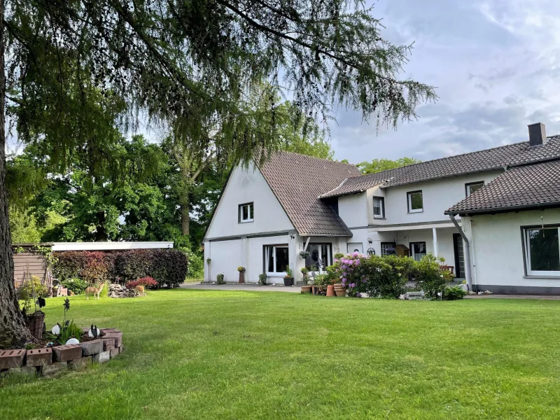 Ansicht - Haus kaufen in Bergkamen - Freistehendes Zweifamilienhaus in ansprechender Ortsrandlage von Bergkamen-Overberge