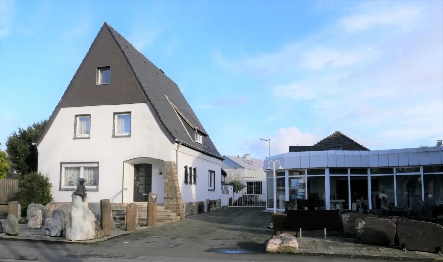 Wohnhaus mit Ausstellung und Hofzufahrt - Halle/Lager/Produktion kaufen in Kamen - Einfamilienhaus mit Gartenanteil und Gewerbeeinheit