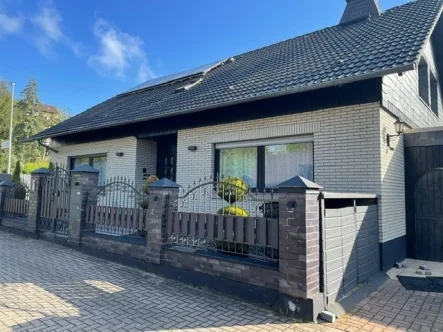 Außenansicht - Haus kaufen in Fröndenberg - Traumhaftes 2-Familienhaus mit Garten zum Wohlfühlen