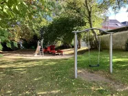 öffentlicher Spielplatz hinter dem Haus