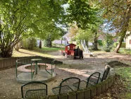 öffentlicher Spielplatz hinter dem Haus