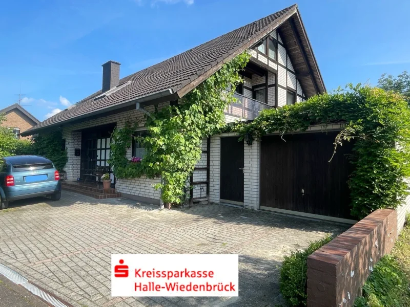 Einfahrt mit Garage und Stellplatz - Haus kaufen in Steinhagen - Zweifamilienhaus im Fachwerkstil in Steinhagen