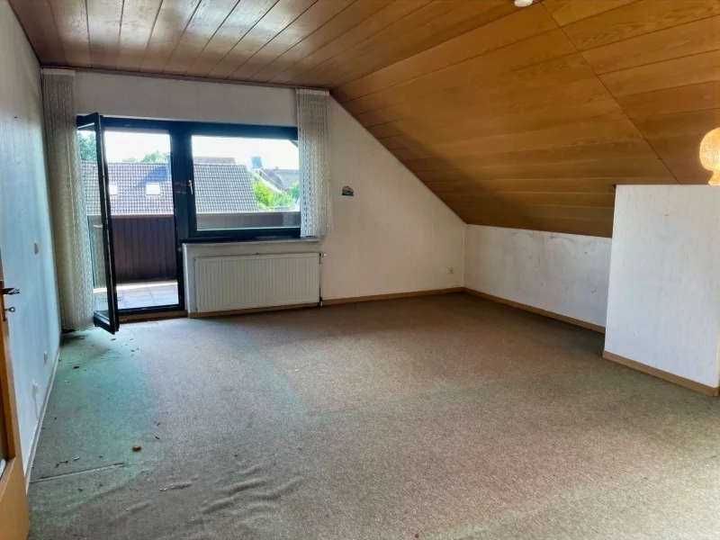 großes Zimmer im DG mit Zugang zur Loggia