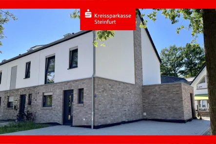 Eingangsbereich mit 2 Stellplätzen  - Haus kaufen in Mettingen - Neubau Reihenhäuser in TOP Lage! zeitnahe Fertigstellung I 3 Schlafzimmer I großer Garten 