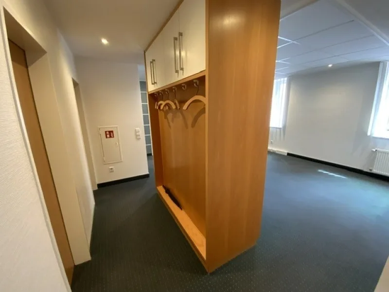 Garderobe und Türen zu den WCs